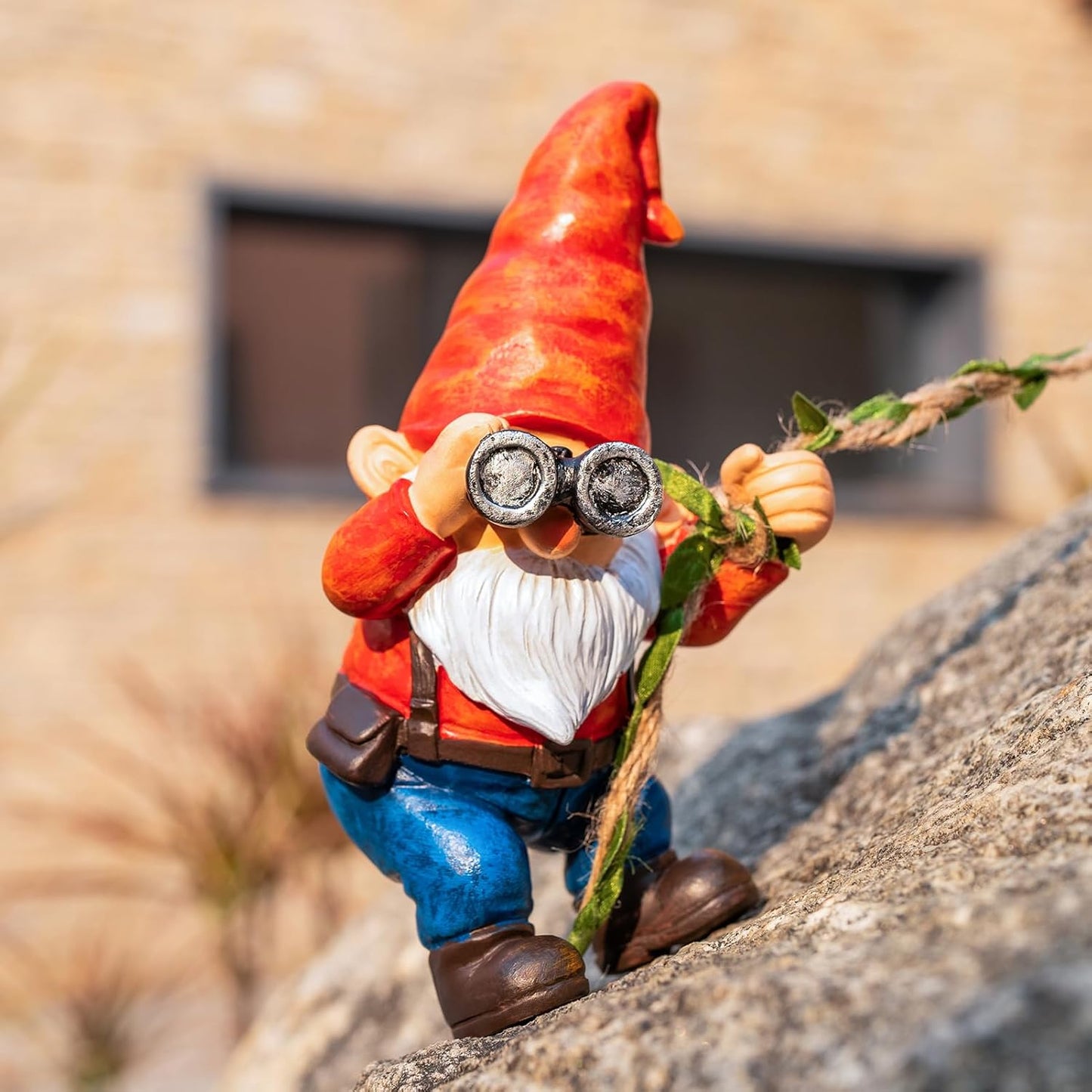 Hanging Gnome Garden Statue Funny Climbing Gnomes with Telescope Figurine Tree Hugger for Outdoor Lawn Home Patio Yard Art Decoration Father's Day Christmas Gardening Gifts for Mom Dad