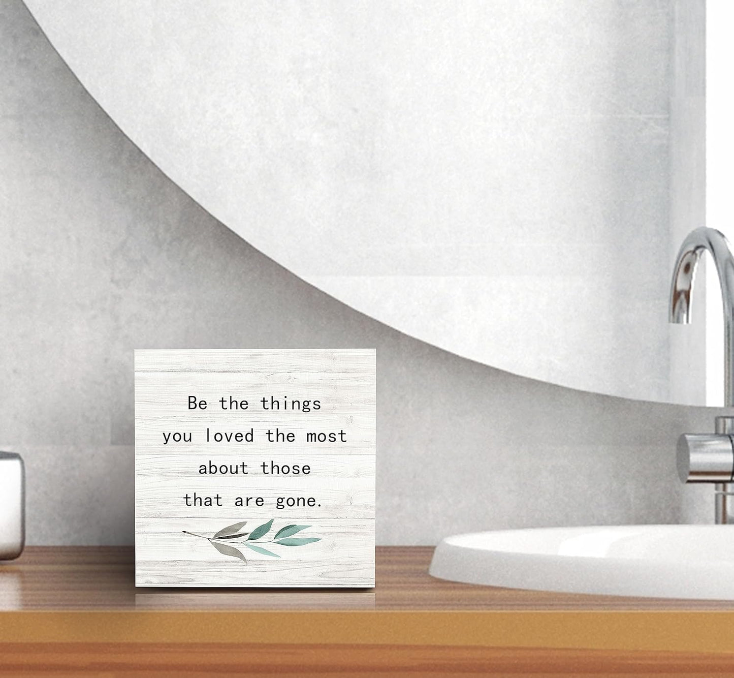 SRADMO Be the Things You Loved the Most About Those That are Gone Wood Box Sign Desk Decor, Rustic Bereavement Memorial Wooden Block Box Sign Decoration For Home Living Room Shelf Table Decor
