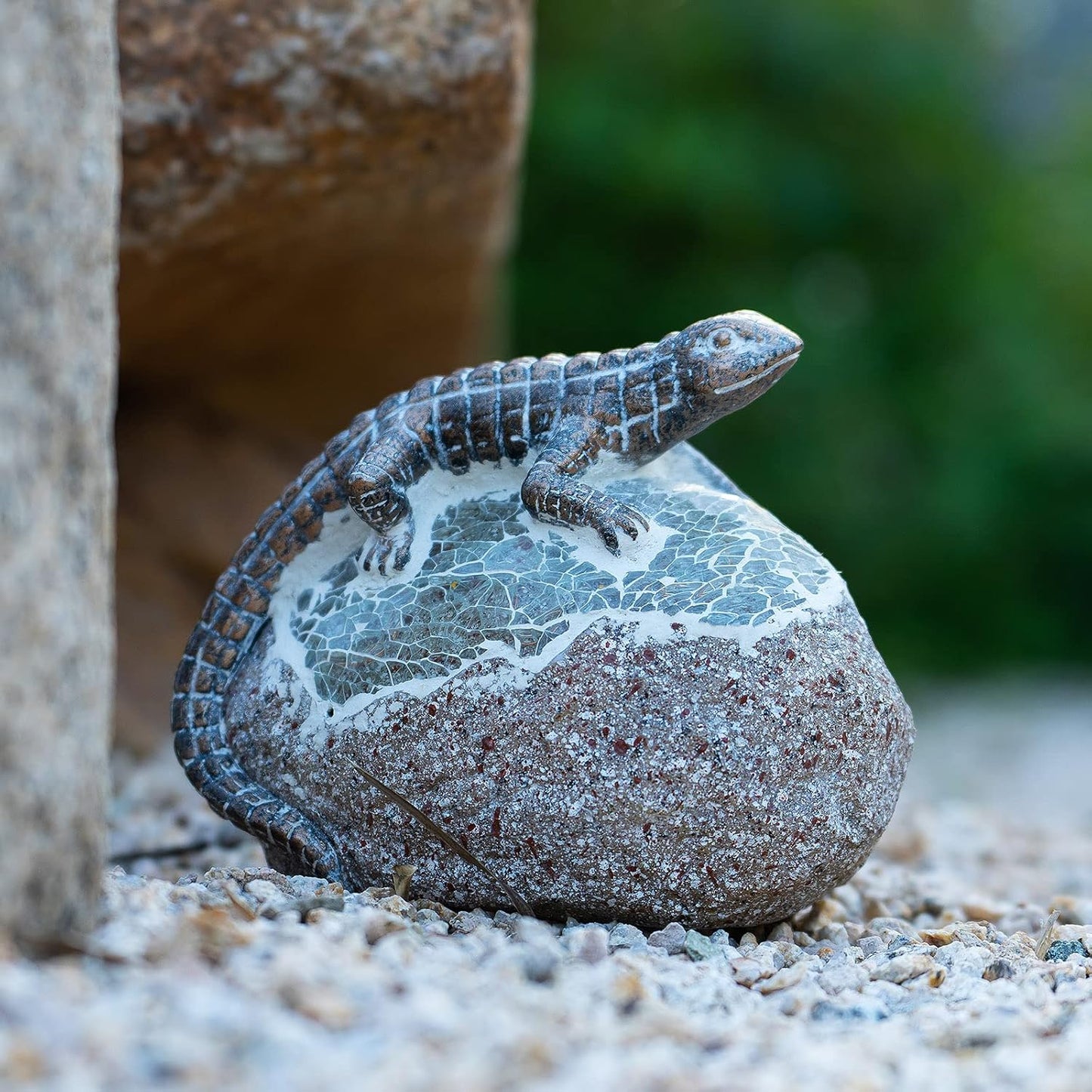 Garden Statue Lizard,Solar Lizard Decor for Outdoor,Resin Lizards Figurine with Solar Light for Patio,Balcony,Yard,Lawn Ornament,Perfect Garden Gift