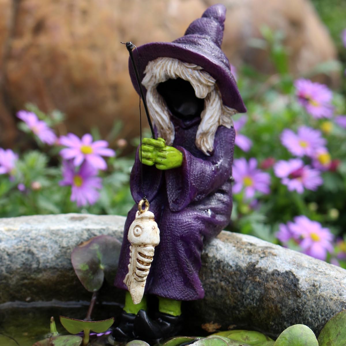 Fishing Witch Statue Funny Halloween Decorations, 4.7 Inch Sitting Witch Figurine Shelf Sitter Resin Sculpture for Outdoor Garden Yard Lawn Pond Waterfalls Pool Ornaments