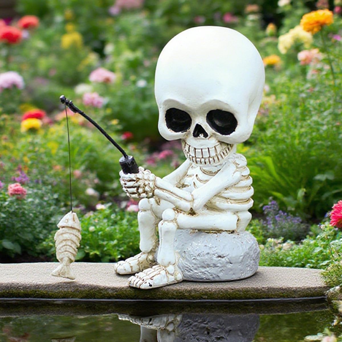 Fishing Skeleton Statue with Rotating Head Funny Halloween Decor, 3.8 Inch Cute Sitting Skull Figurine Resin Sculpture for Outdoor Garden Yard Lawn Pond Pool Ornaments