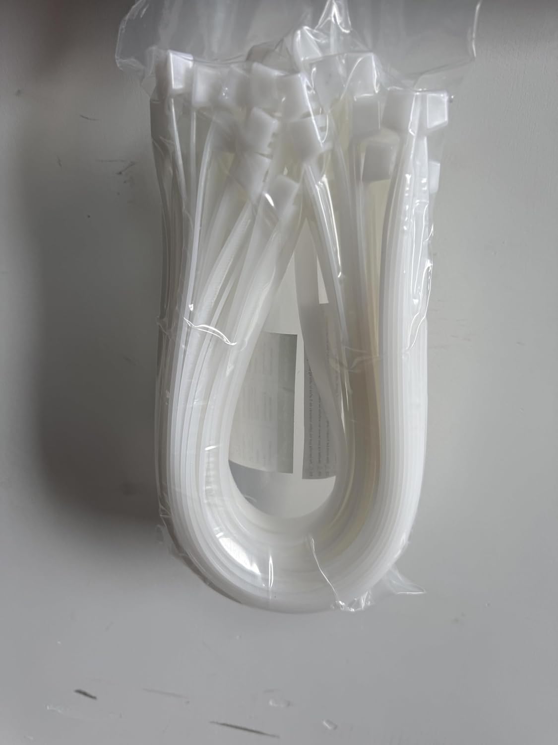 XINGO 24 inch White Long Zip Ties Heavy Duty 100 PCS, 200LBS Ultra Strong Plastic Wire Ties, Large Cable Ties Extra Long Tie Wraps, Indoor and Outdoor UV Resistant