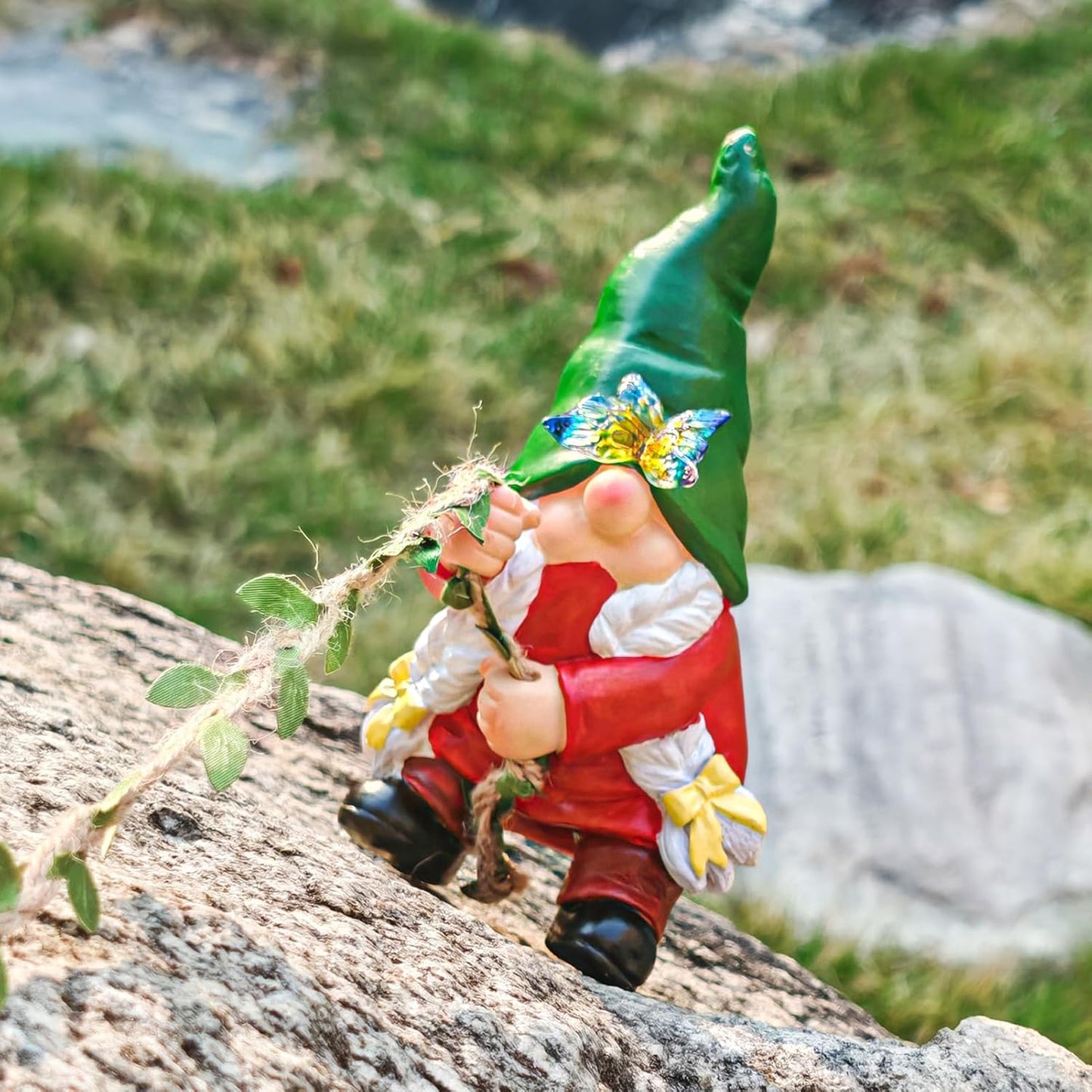 Hanging Gnome Garden Statue Climbing Garden Gnomes Lady with Butterfly Decoration Tree Hugger for Outdoor Lawn Home Patio Yard Birthday Christmas Gardening Gifts for Mom Women